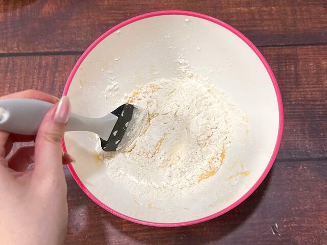 シリコンへらでさっくりと混ぜます