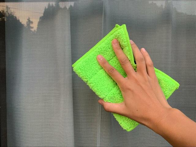 【カインズ　窓も網戸も拭けるぞうきん】網戸の細かい目も掃除しやすい