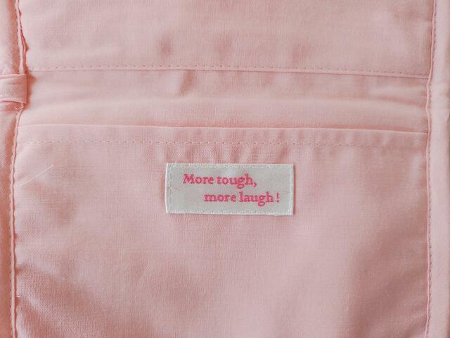 日本語で「もっと強くなってもっと笑おう」と言う言葉が書かれている