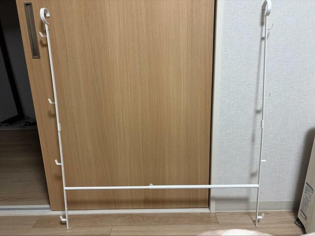 【山崎実業 伸縮収納力アップ2段ハンガー スマート】サイズは約W56~96×D5.5×H100cm。耐荷重はパイプ約10kg、フック1つあたり約1kgです