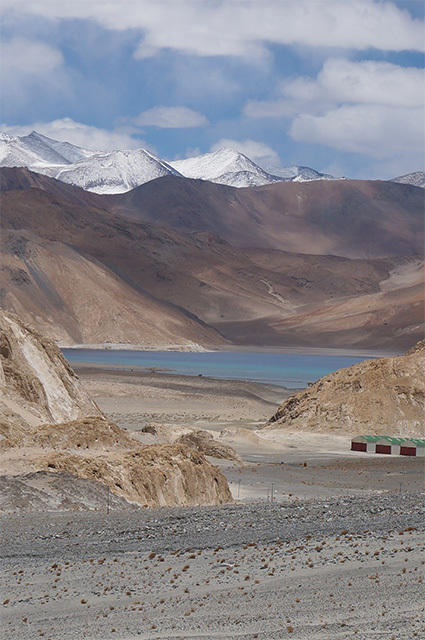 土と石ばかりの景色の向こうに、ついに見えたよパンゴンツォ。