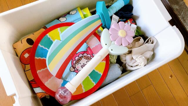 【無印良品 ポリプロピレン頑丈収納ボックス 大 50L】幼児服25着に加え、レジャーシートやフリスビー、シャボン玉ステッキ、おもちゃの剣なども入りました