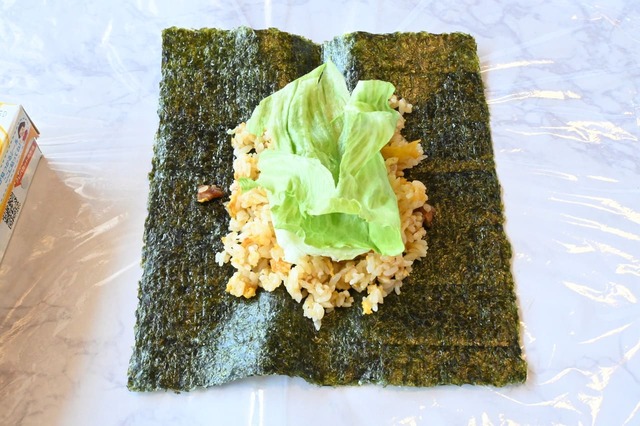 【冷凍炒飯アレンジレシピ「炒飯おにぎらず」】炒飯の上にレタスをのせます
