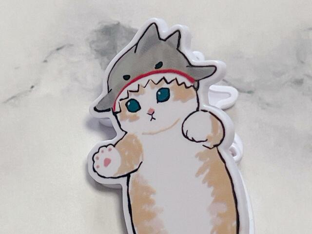 サメの被り物の表情が想像以上に荒々しくてびっくり。それでもにゃんこはかわいいお顔ですね♪