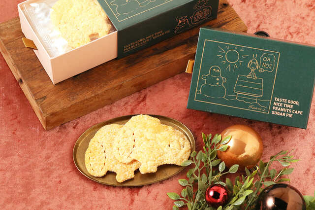 【PEANUTS Cafe】シュガーパイ BOX 2025　　（税込1,598円）／1970年に描かれたスヌーピーをあしらった、ホリデーシーズンにぴったりなデザイン♪