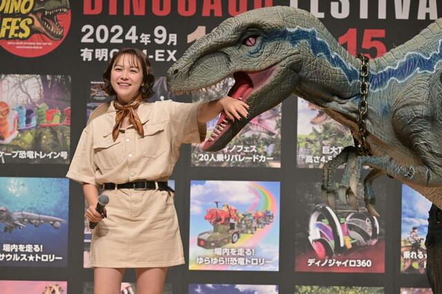 小型肉食恐竜のラプトルに噛まれてご満悦な村重さん【ディノフェス2024】