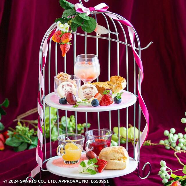 「ハローキティとミミィのBerry Specialアフタヌーンティー」<3,520円>【ハローキティの50周年を記念する「ハローキティ×DOLLY MIX」コラボ開催】