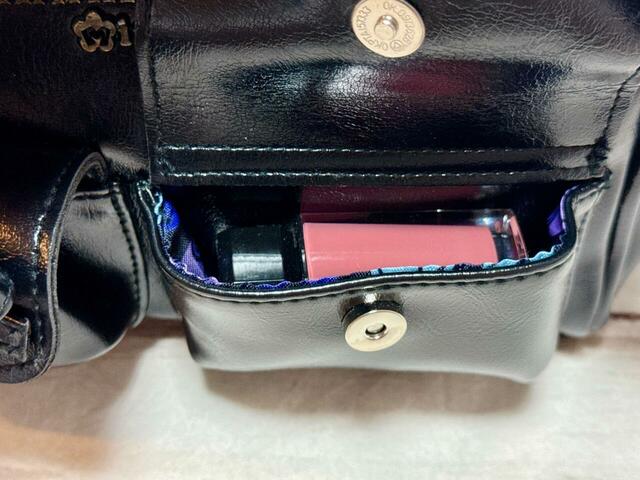 前面ポケットは口紅の収納にぴったり