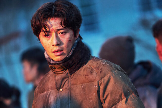 『コンクリート・ユートピア』ファングンアパート602号室の住人ミンソン（パク・ソジュン）　 