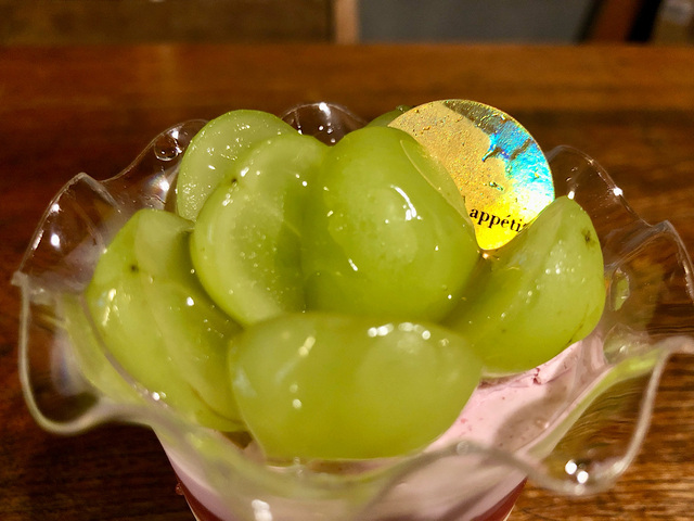 【シャトレーゼ　山梨県産シャインマスカットのフルーツパフェ】シャインマスカットがたっぷり乗っていて美味しそう！