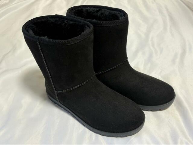 【ワークマン　ムートン風防寒レインブーツ】カラーはブラックとキャメルの2展開。レインブーツですが、晴れの日もOKなデザインです