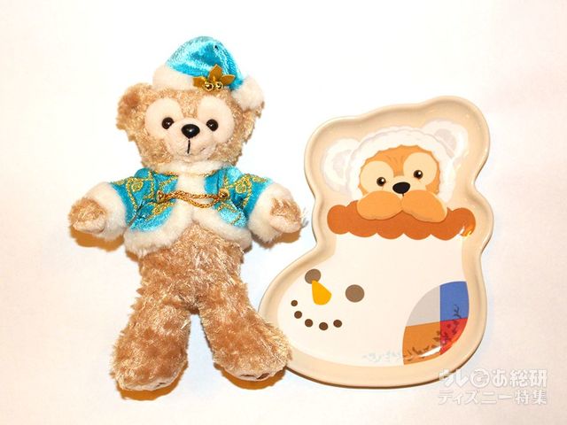 「ダッフィー&フレンズのウィンターホリデー」スーベニアプレートとぬいぐるみバッジの比較