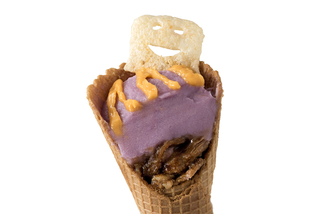 牛カルビコーン（紫イモ･マッシュポテト） 500円｜ザ・ガゼーボ｜東京ディズニーランド「ディズニー・ハロウィーン」2018