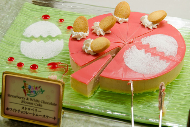 クリスタルパレス・レストラン「ストロベリー ホワイトチョコレートムースケーキ」 ©Disney