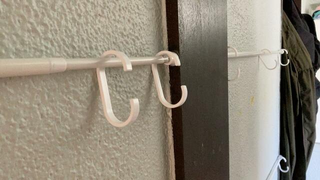 【ダイソー 突っ張り棒収納】突っ張り棒にフックを掛けます