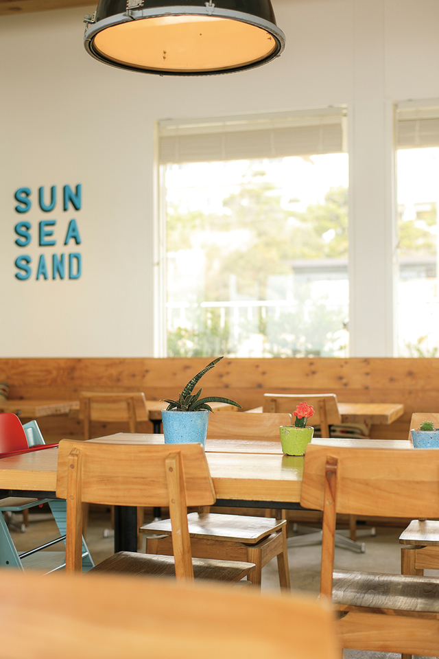 Pacific DRIVE-IN ｜白を基調にウッド調のインテリアをあしらった開放的な店内。