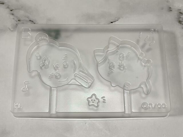 うさぎとハチワレのかわいいお顔がしっかりと再現されているトレイ。クオリティ高し！