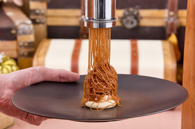 「絞りたてモンブラン」＜期間：2025年10月1日～12月14日＞【ホテルメイドの“焼き立てシュガーバタークレープ”も好きなだけ♪秋の味覚を堪能できる「オータムスイーツブッフェ」開催】