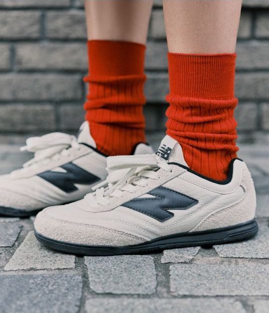 【「niko and ...」New Balance別注カラースニーカー】「URC42」シンプルなカラーリングでどんなファッションとも調和しやすい◎
