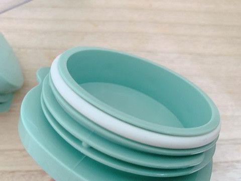 【カルディ 水出しドリンクボトル1.1Ｌ】ふたの部分はパッキンになっているので横向きOK