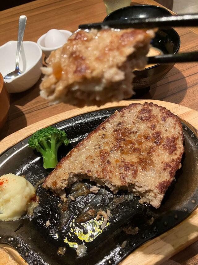 もぐもぐ食べまくっても、まだ半分以上残っている。やはりでかい。【びっくりドンキーの「今年もガリバー！」】