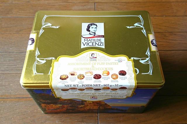 【コストコ　メディテラネオ クッキー&ペイストリーアソート缶　907g　1678円】大きめな缶の側面に、美しい風景が描かれている