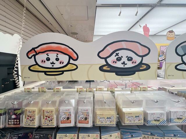 商品棚上の装飾。本体に近いカラーのネタを頭に乗せたちいかわたちのイラストも♪