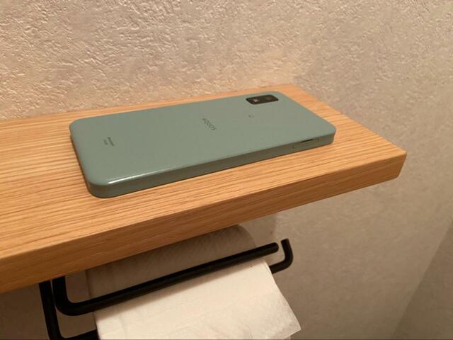 【無印良品 壁につけられる家具 棚／ダブルアーム アイアン トイレットペーパーホルダー】スマホを置けるのが嬉しい