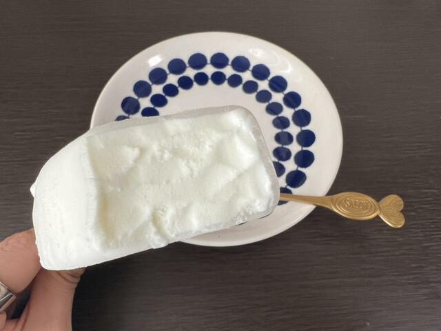 【明治 ブルガリア フローズンヨーグルトデザート】味はさっぱり。ヨーグルトの酸味も楽しめる