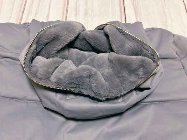 フードの周りにもぐるりとゴールドのジップ付きでおしゃれ！