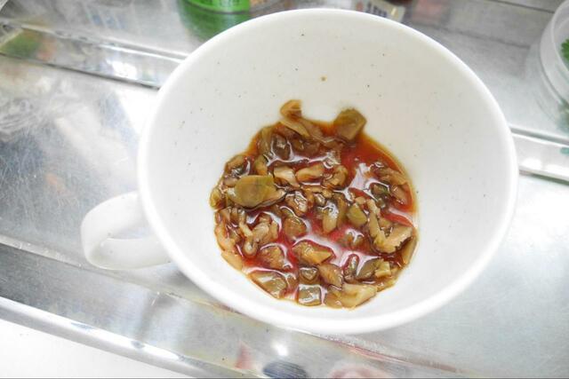 【ケンタッキー 豆乳スープ】ザーサイと調味料を準備