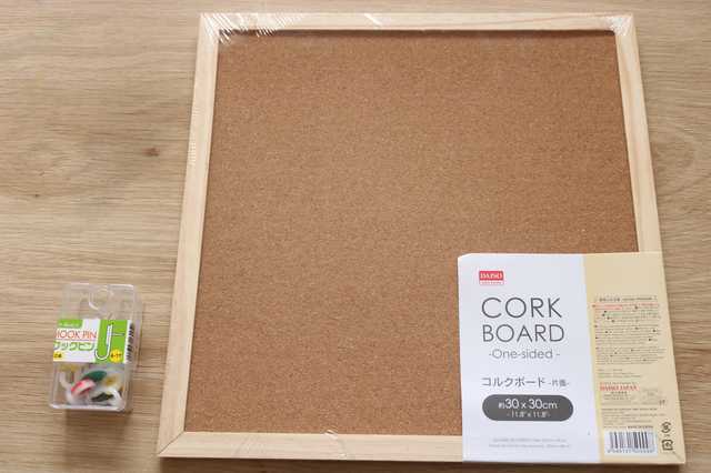 コルクボード＋フックピン（ダイソー）