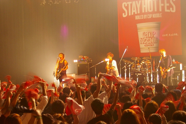 カップヌードル食べ放題フェスに出演したBLUE ENCOUNT