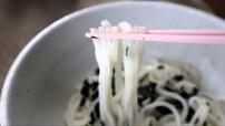 【ラ・ムー   包丁切り讃岐細うどん5食入】なめらかでのどごしが良いのが特徴の細麺