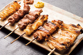 炭火やきとり 鳥茂（祐天寺） おまかせ串6本 980円 その日のおすすめを日替わりで。写真はハツ、ボンジリ、ネギマなど。