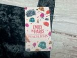 タグも『Emily in Paris（エミリー、パリへ行く）』らしいおしゃれなデザイン！