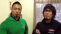 （左）鷹木信悟（DRAGON GATE）　鷹木選手がYAMATO選手とインタビューを受けた際の映像より。YAMATO選手と鷹木選手は、組んだり戦ったりで、この二人にも大きな因縁とドラマが。