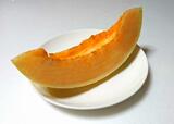 【コストコ　オレンジシュガーメロン　1玉　899円】カットすると、その名のとおりオレンジ色の果肉が