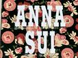 前面中央には「ANNA SUI」のロゴ入りです！