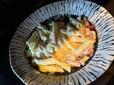 【コストコ カルボナーラパスタ】電子レンジで温めるとベーコンの香ばしさとチーズのとろけ具合がさらに引き立ち、食卓に華やかさを添えます♪