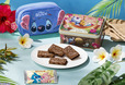 スティッチ/マカダミアチョコレートサンド スペシャル缶(12枚入)スクエアポーチセット 3,630円｜Disney SWEETS COLLECTION by 東京ばな奈