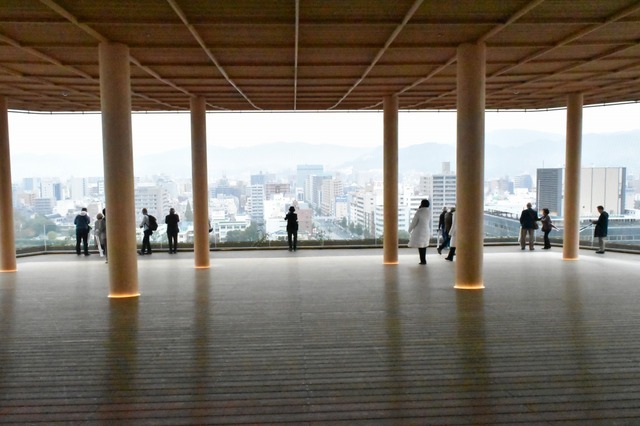 広々としたウッドデッキ