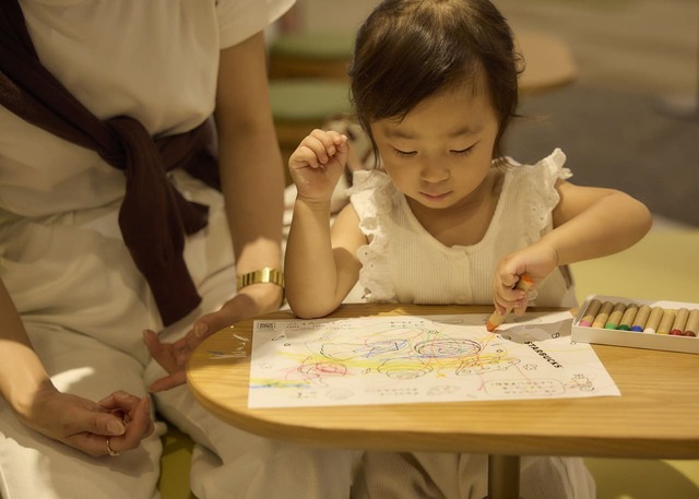 【スターバックス コーヒー 越谷イオンレイクタウン mori 3階店】スターバックスのビバレッジやフード、「キッズ フラペチーノ®」をモチーフにしたオリジナルの塗り絵体験