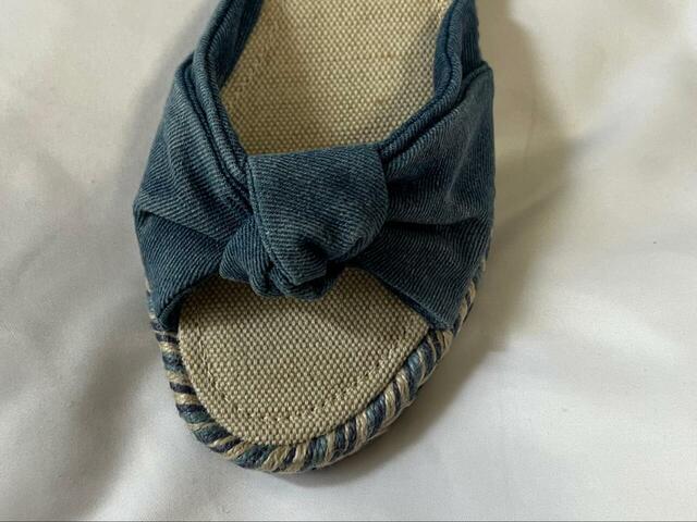 【H&M ノットディテール エスパドリーユスライドサンダル】フロントは結び目をあしらったデザイン。デニムブルーはここがデニム素材になっています