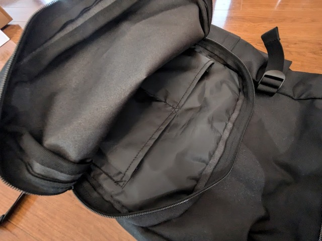 【無印良品　肩の負担を軽くする 撥水上から開くリュックサック】前面の大きめなジッパー付きポケットは中にさらに2つポケットがあり、荷物を整理しやすいです