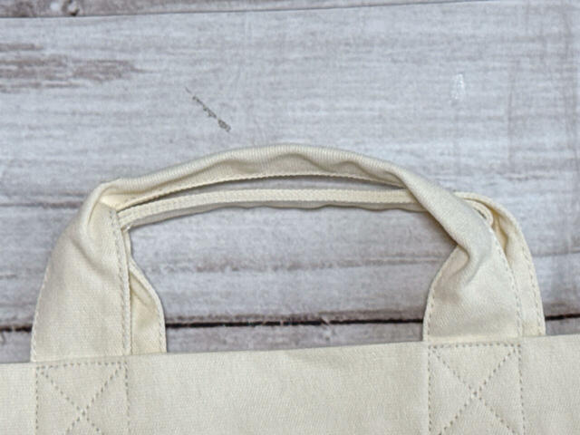 持ち手の中央は二つ折りで縫われており、持ちやすい工夫が凝らされています
