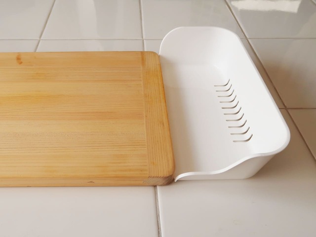 【まな板キャッチャー】本品の片側はウェーブ状に凹んでいるので、包丁を持つ手が当たりません。