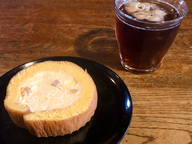 【シャトレーゼ　山梨県産白桃のふんわりロール】アイスコーヒーを淹れていただきます