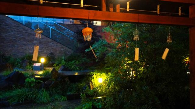 20種類、130個の“クラゲ風鈴”が織りなす涼やかな音色「くらげと風鈴」7月3日(土)開始 午後5時以降、クラゲ風鈴を夜間ライトアップ