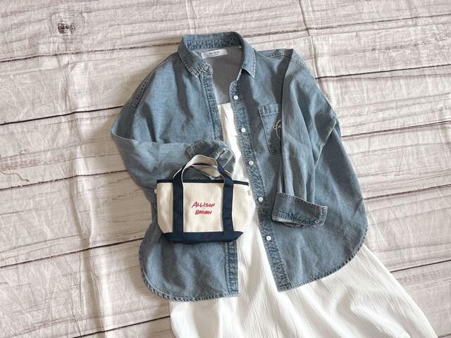 ホワイトのロングドレスをデニムシャツでカジュアルダウンして♪